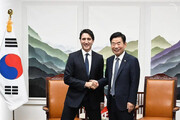 عکس | شیرین‌کاری نخست وزیر کانادا هنگام عکس یادگاری با مقام کره‌ای!
