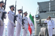 تصاویر | استقبال از دریانوردان ایرانی که دور دنیا را رفتند | بوسه فرمانده نیروی دریایی بر پرچم ایران
