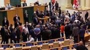 ببینید | کتک کاری عجیب اعضای پارلمان گرجستان درباره روسیه!