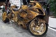 تصاویر رونمایی موتورسیکلت با روکش طلا در عربستان | این موتور هدیه سعودی‌ها به رونالدو است؟