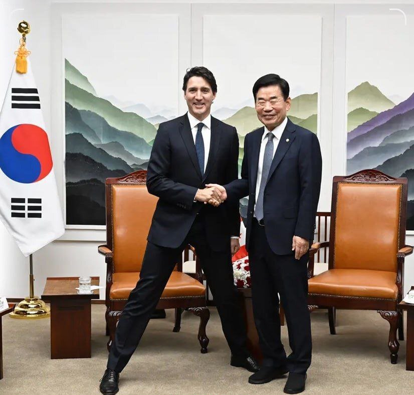 شیرین‌کاری نخست وزیر کانادا موقع عکس یادگاری با مقام کره‌ای