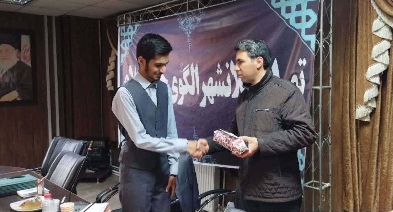 دانشآموز دهه هشتادی حلال مشکلات ساکنان منطقه ۱۵ | او از عهدی که با خود بسته میگوید