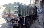 تصاویر لحظه برخورد وحشتناک یک کامیون به مغازه در شیراز | راننده فرار کرد!