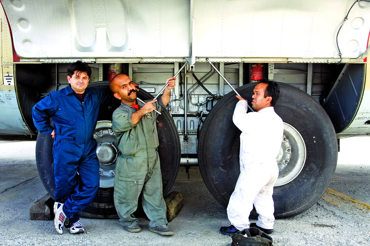 تصاویر باورنکردنی | کوتاه قامتان ایرانی بهترین تعمیرکاران هواپیما | تعمیرات باک هواپیمای معروف سی-۱۳۰ با کمک ریزنقش‌ها!
