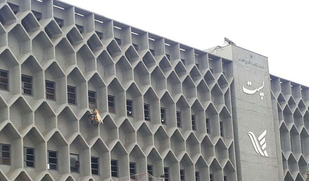 اداره لانه‌زنبوری تهران کجاست؟ | زنبور از بالای این ساختمان ٨٩‌ساله تکان نمی‌خورد!