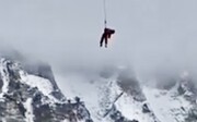 تصاویر عجیب نجات کوهنورد یخ بسته با هلیکوپتر در اورست