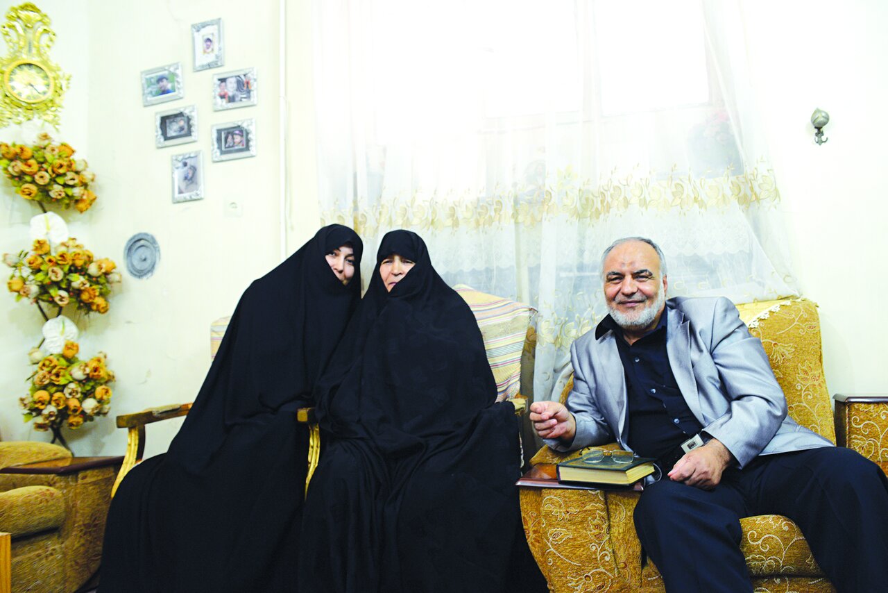 مداح باید کفش جفت کند