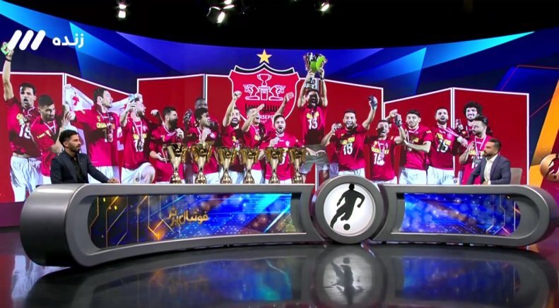 عکس| اقدام غیرمنتظره کاپیتان پرسپولیس در برنامه زنده | به روی این میز نگاه کنید!