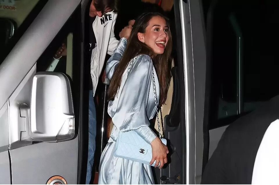 عکس | ست عجیب بچه غول و نامزدش در جشن قهرمانی | ستاره سرشناس و دختر جوان خوابزده شدند!