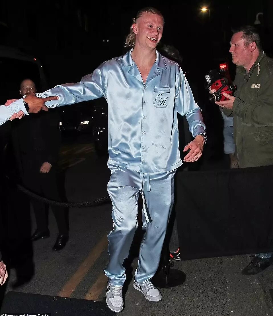 عکس | ست عجیب بچه غول و نامزدش در جشن قهرمانی | ستاره سرشناس و دختر جوان خوابزده شدند!