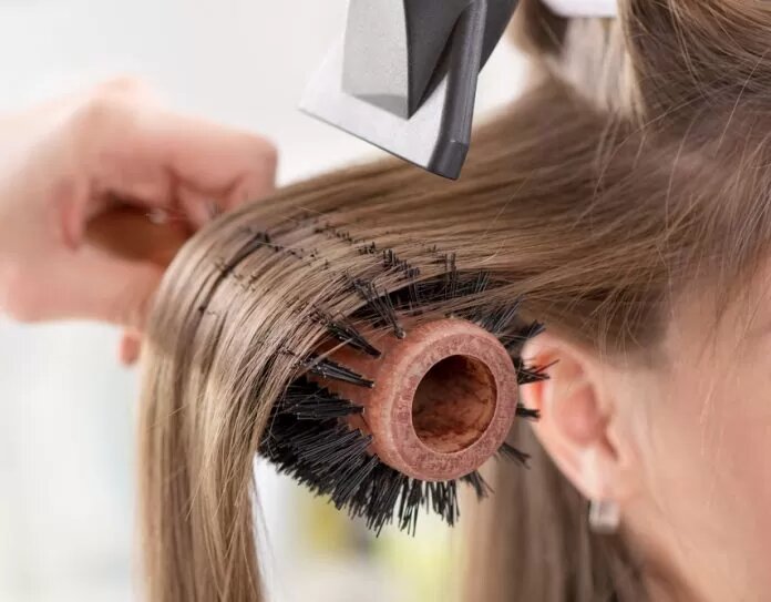 ۱۵ نکته طلایی برای گره نخوردن موها ؛ روش درست برس کشیدن و شامپو زدن موها | اگر با موی خیس میخوابید بخوانید