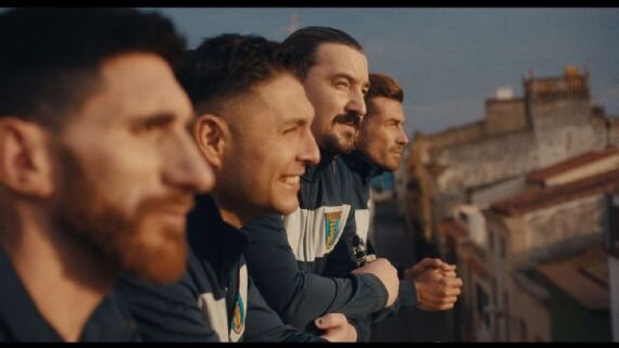 تصاویر | رونالدو، مسی، زلاتان و بکام جلوی دوربین رفتند | نقش‌آفرینی فوتبالیست‌های تقلبی در یک موزیک ویدئو