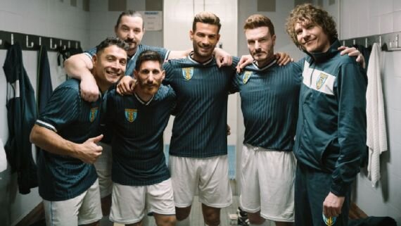 تصاویر | رونالدو، مسی، زلاتان و بکام جلوی دوربین رفتند | نقش‌آفرینی فوتبالیست‌های تقلبی در یک موزیک ویدئو