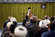 تصاویر | دیدار نمایندگان مجلس شورای اسلامی با رهبر معظم انقلاب | آیه‌ای که در محل دیدار نصب شده است