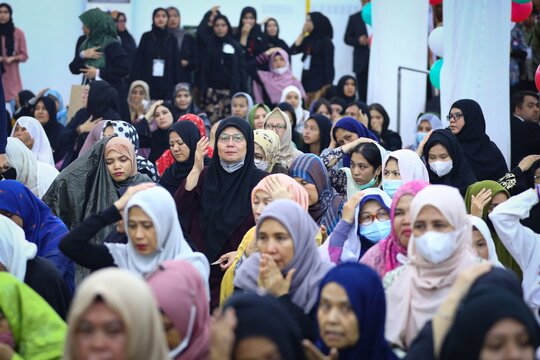 پوشش زنان اندونزیایی مقابل رئیسی