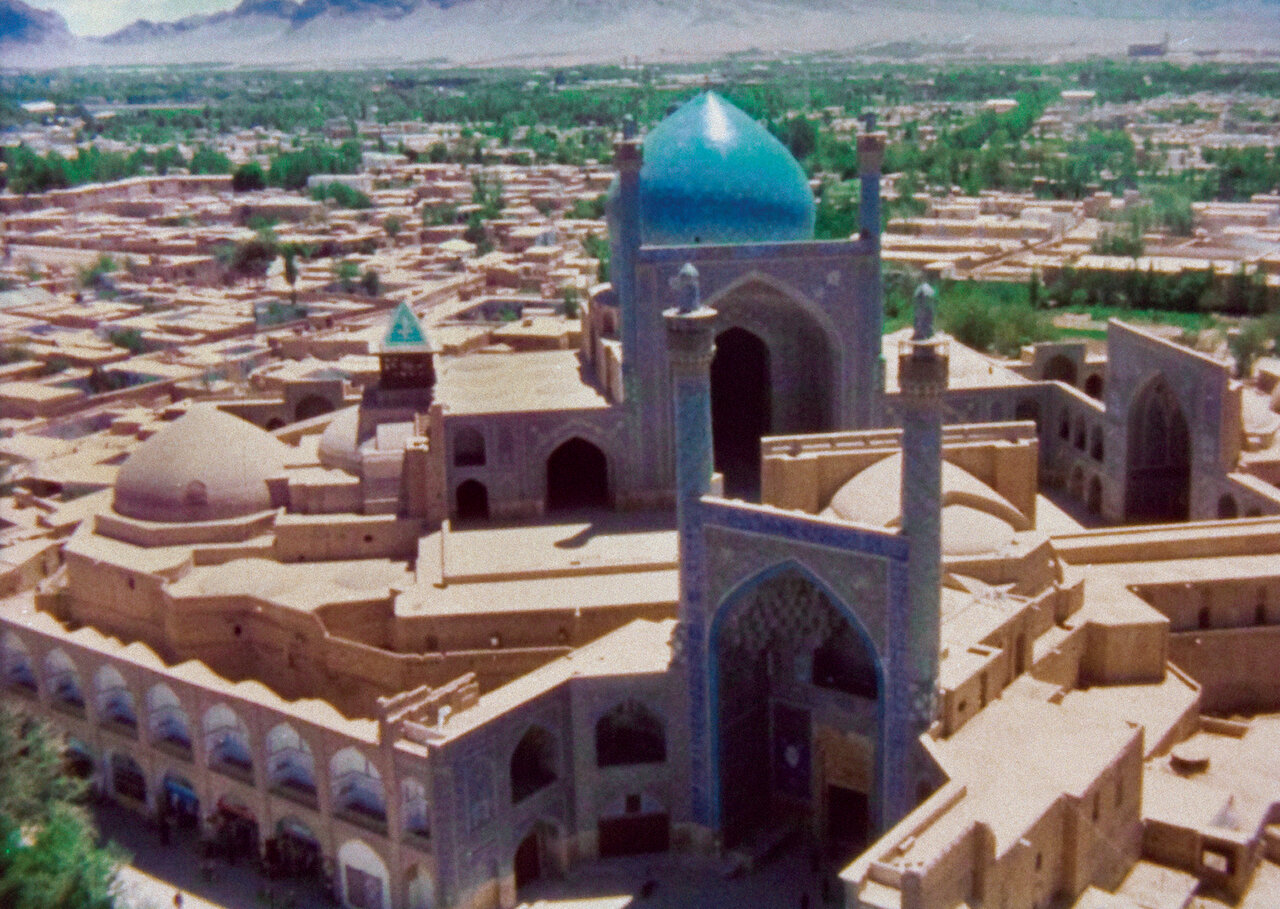 داشتن خانهای در اصفهان رویای کارگردان نامدار فرانسوی | او با باد صبا عاشق ایران شد |
نقد عجیب دولت محمدرضا شاه پهلوی به یک مستند ماندگار تاریخ ایران!