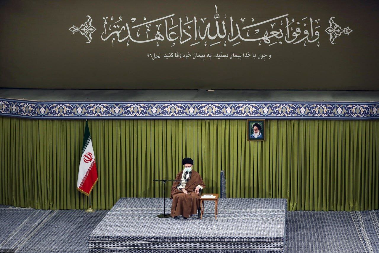 آیه نصب شده در محل دیدار بهارستان نشینان با رهبر معظم انقلاب