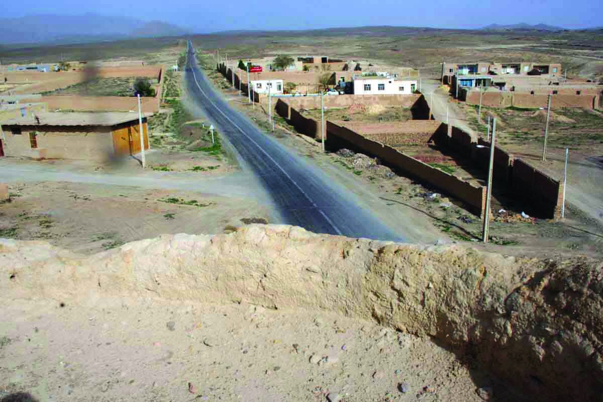 ببینید ؛ ماجرای عجیب و غریب زندگی اهالی یک روستای ایران در یک قلعه | داستان جالب پلاک بندی خانههای قلعه تا ماجرای فرستادن قرآن با طناب برای سارقان!