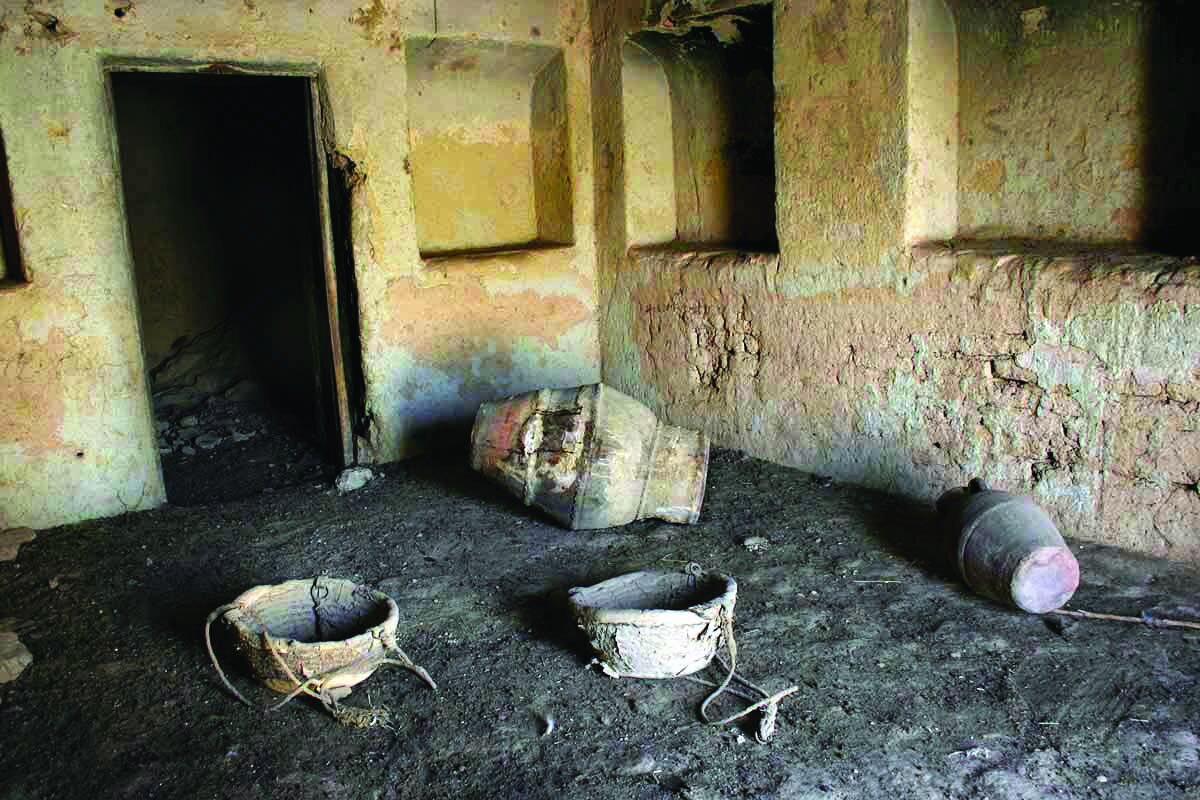 ببینید ؛ ماجرای عجیب و غریب زندگی اهالی یک روستای ایران در یک قلعه | داستان جالب پلاک بندی خانههای قلعه تا ماجرای فرستادن قرآن با طناب برای سارقان!