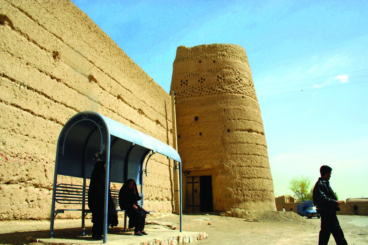 ببینید ؛ ماجرای عجیب و غریب زندگی اهالی یک روستای ایران در یک قلعه | داستان جالب پلاک بندی خانههای قلعه تا ماجرای فرستادن قرآن با طناب برای سارقان!
