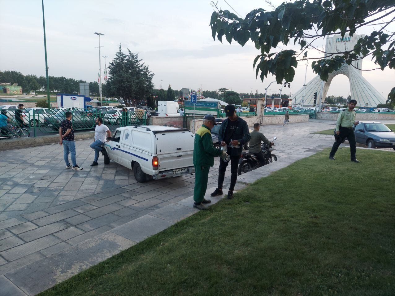 تصاویر | جسد تکه تکه شده زن جوان در میدان آزادی تهران | ساک مشکوکی که مامور شهرداری پیدا کرد | ۴ ساعت از جنایت میگذشت ...