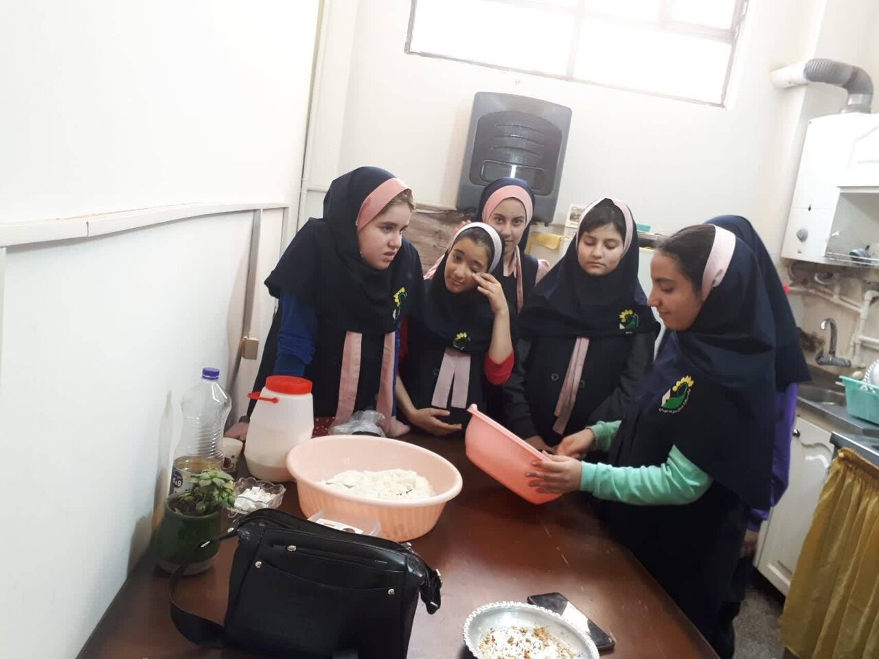 کمپین دهههشتادیها در حمایت از کودکانکار و بیماران سرطانی | این دستها بوی ایثار و ازخودگذشتگی میدهند