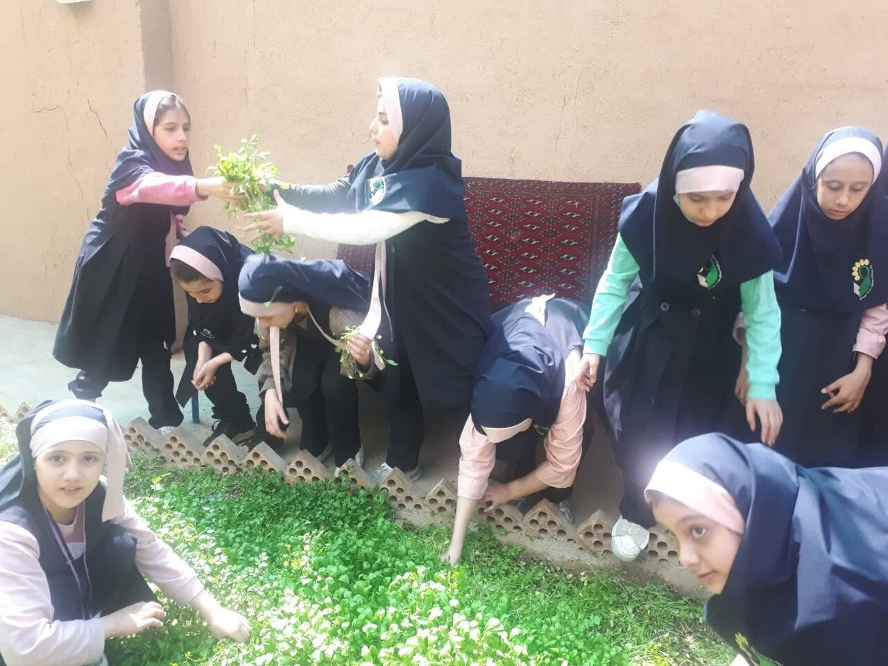 کمپین دهههشتادیها در حمایت از کودکانکار و بیماران سرطانی | این دستها بوی ایثار و ازخودگذشتگی میدهند