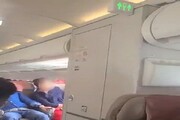 تصاویر لحظات دلهره‌آور باز کردن درب هواپیما هنگام پرواز | مسافران با تنگی نفس راهی بیمارستان شدند