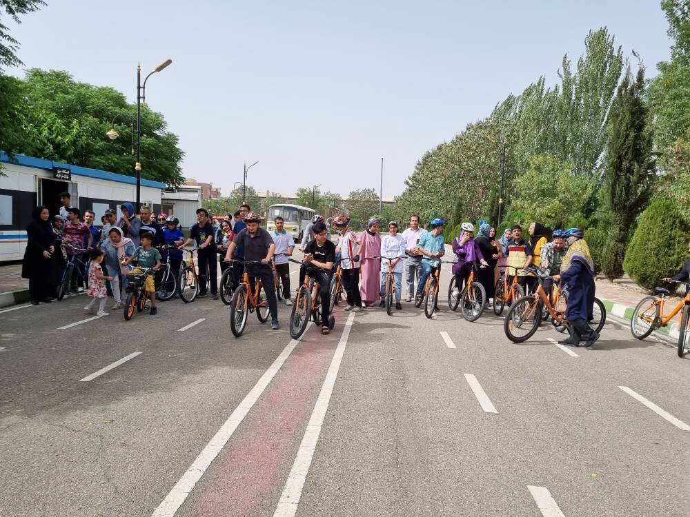 آموزش دوچرخهسواری ایمن توی مشت پسران و دختران دهههشتادی | خوب یاد بگیر و در شهر رکاب بزن!