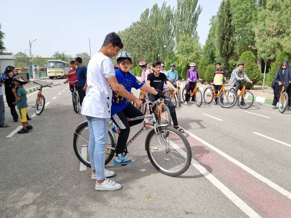 آموزش دوچرخهسواری ایمن توی مشت پسران و دختران دهههشتادی | خوب یاد بگیر و در شهر رکاب بزن!
