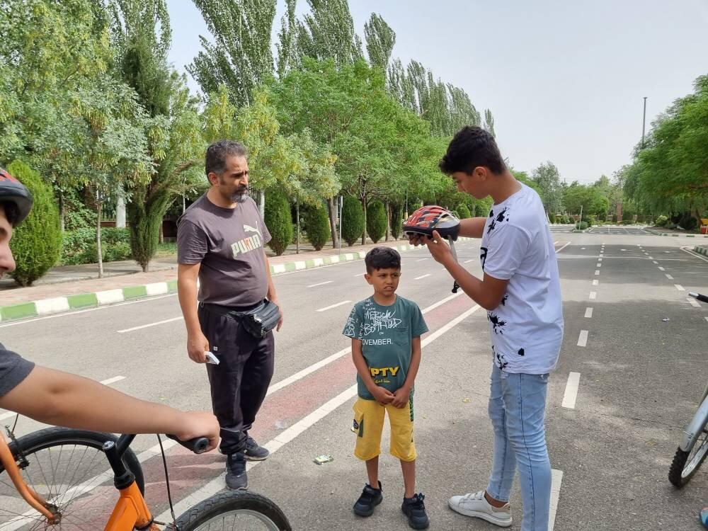 آموزش دوچرخهسواری ایمن توی مشت پسران و دختران دهههشتادی | خوب یاد بگیر و در شهر رکاب بزن!