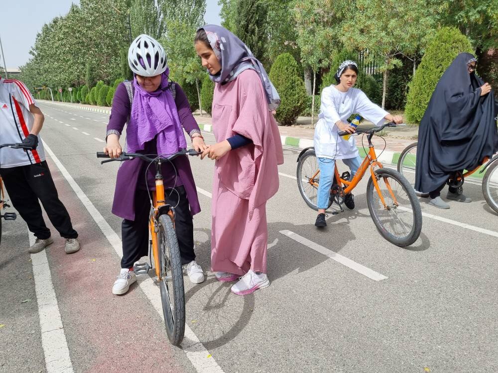  آموزش دوچرخه‌سواری ایمن توی مشت پسران و دختران دهه‌هشتادی | خوب یاد بگیر و در شهر رکاب بزن! 
