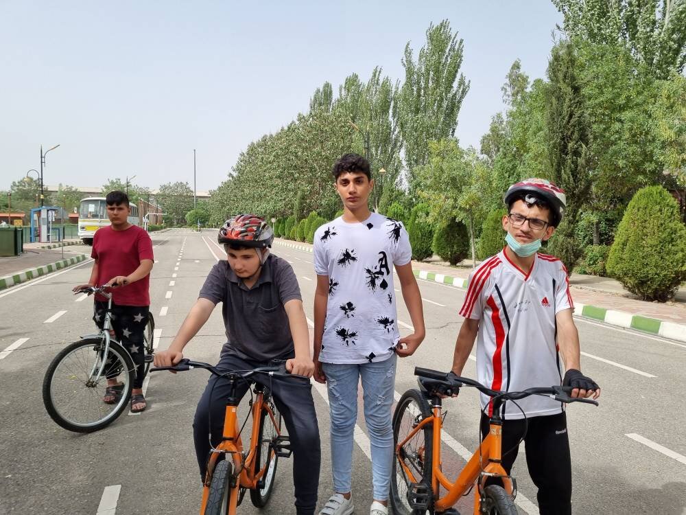 آموزش دوچرخهسواری ایمن توی مشت پسران و دختران دهههشتادی | خوب یاد بگیر و در شهر رکاب بزن!