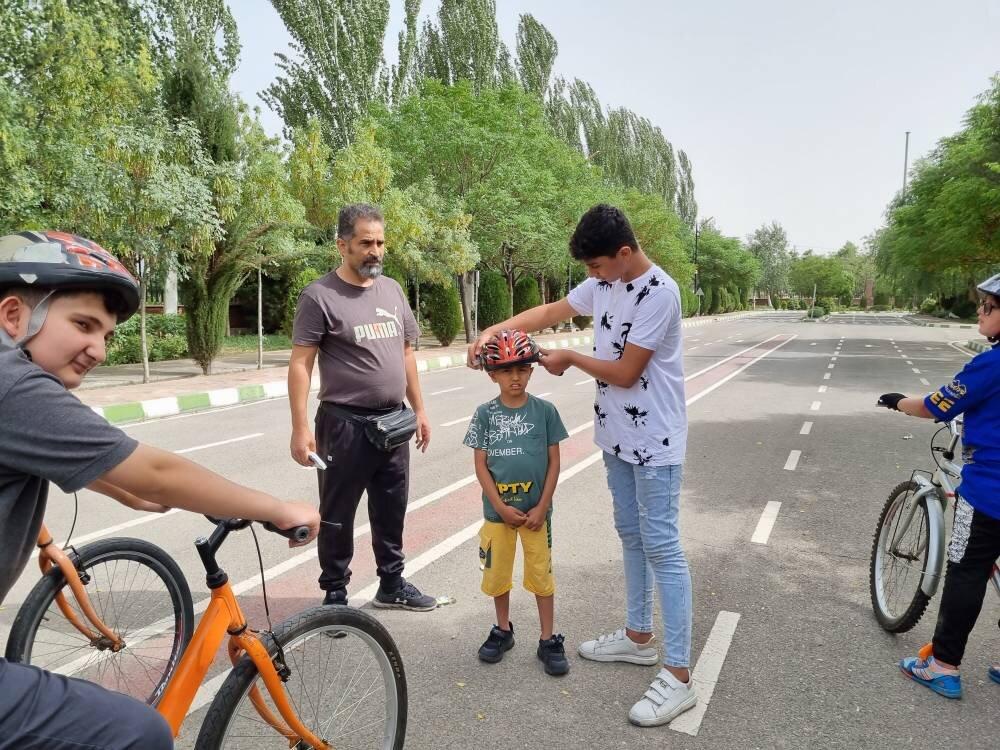 آموزش دوچرخهسواری ایمن توی مشت پسران و دختران دهههشتادی | خوب یاد بگیر و در شهر رکاب بزن!