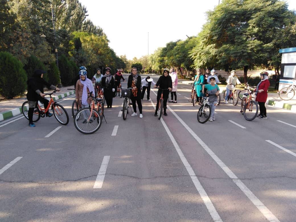  آموزش دوچرخه‌سواری ایمن توی مشت پسران و دختران دهه‌هشتادی | خوب یاد بگیر و در شهر رکاب بزن! 
