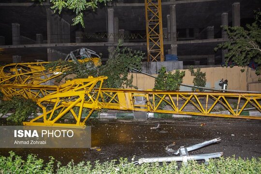 سقوط جرثقیل روی پژو ۲۰۶