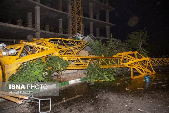 سقوط جرثقیل روی پژو ۲۰۶