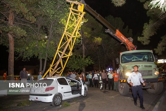 سقوط جرثقیل روی پژو ۲۰۶