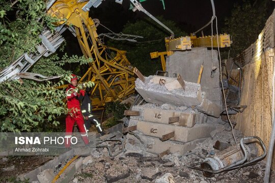 سقوط جرثقیل روی پژو ۲۰۶