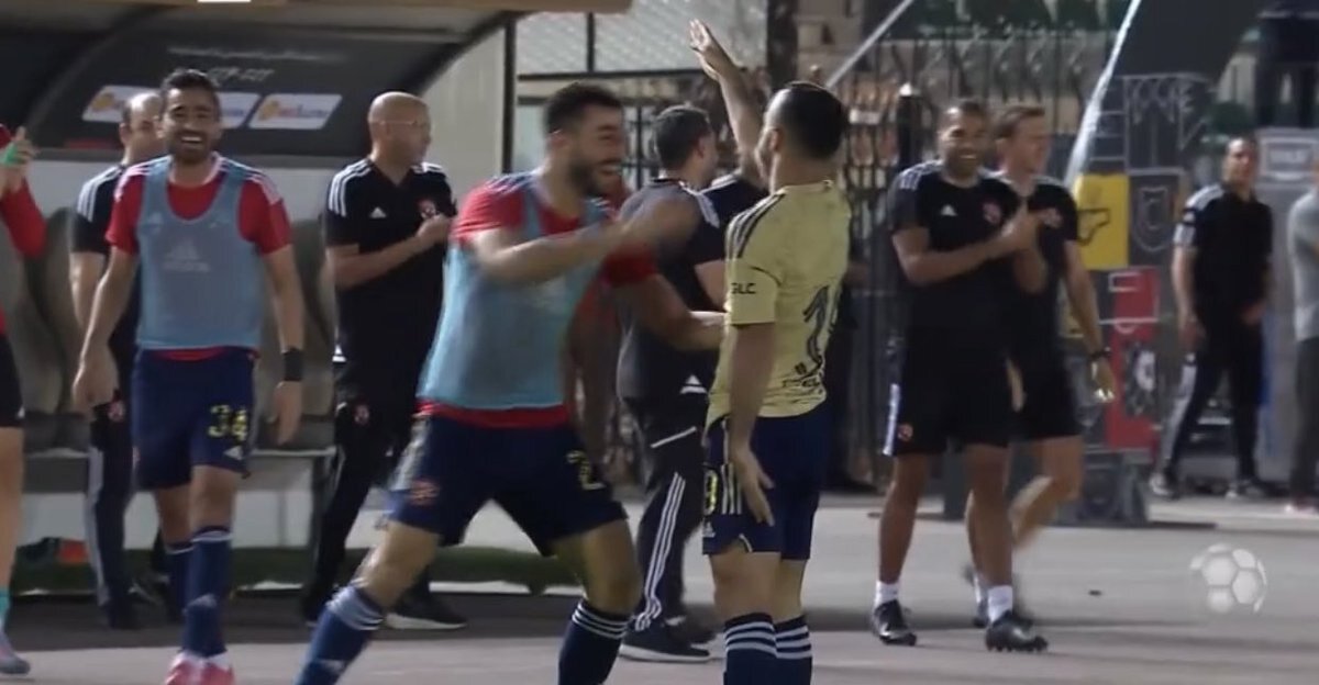 تصاویر | شادی گل ممنوعه جهانی شد | اقدام فوری برخی از رسانهها برای نجات بهترین بازیکن