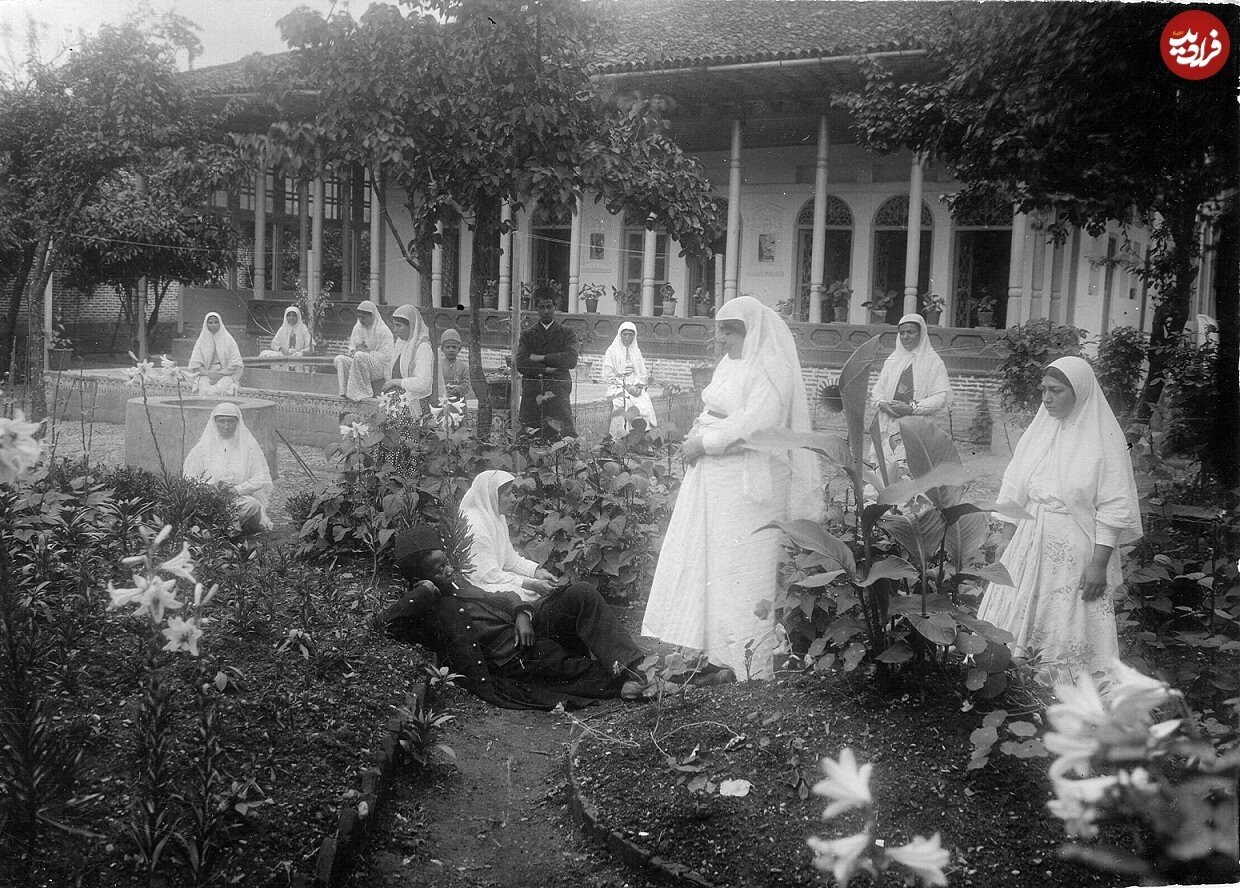 تصاویر ژستهای عکاسی دختر ناصرالدین شاه | عکسهای به جا مانده از عصمتالدوله را ببینید