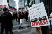 کمک میلیون دلاری کارگردان مطرح به اعتصاب‌گران