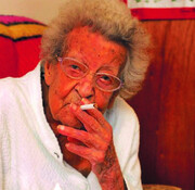 ترک سیگار در ۱۰۲ سالگی! | زنی که ۹۵ سال سیگار می‌کشید یک شبه آن را ترک کرد