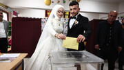 تصاویر | شرکت یک عروس و داماد در انتخابات ترکیه | پوشش عروس را ببینید