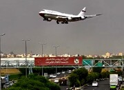 تصاویر دیده نشده از لحظه فرود هواپیمای سلطان عمان در فرودگاه مهرآباد | نوشته معناداری که هواپیما از روی آن رد شد