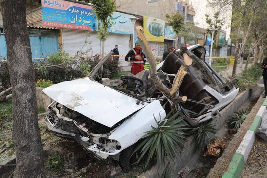 تصاویر دلخراش از ۲ کشته به علت برخورد پراید با یک درخت