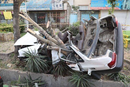 تصاویر دلخراش از ۲ کشته به علت برخورد پراید با یک درخت