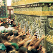 تصویری نادر از عکس یادگاری زائران با ضریح قدیمی آستان حضرت امام رضا(ع)