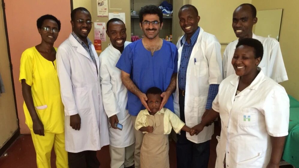 تصاویر معجزه پزشک ایرانی در آفریقا | معالجه زنی که صورتش متعفن شده بود | این زن اسم دکتر را روی بچه‌اش گذاشت