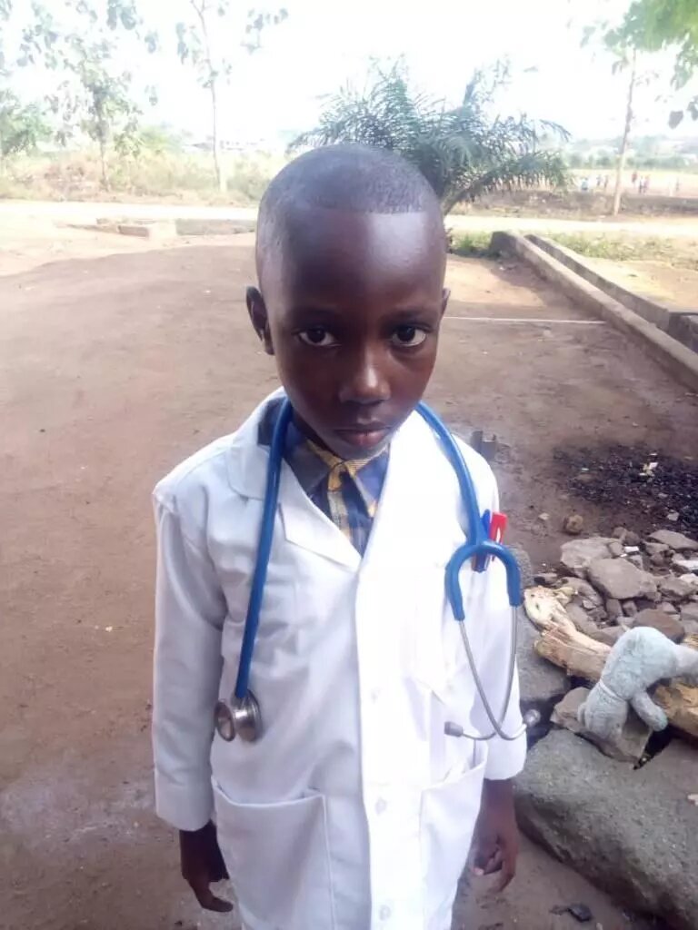 تصاویر معجزه پزشک ایرانی در آفریقا | معالجه زنی که صورتش متعفن شده بود | این زن اسم دکتر را روی بچهاش گذاشت